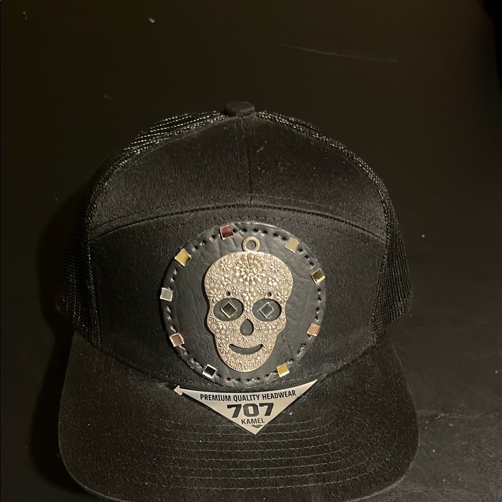Kamel Black Skull Cap